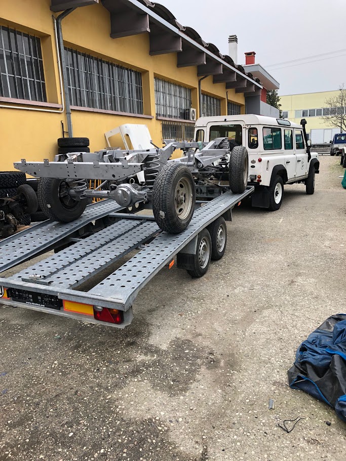 Telaio restaurato del Defender 110 Beach caricato sul rimorchio per il montaggio