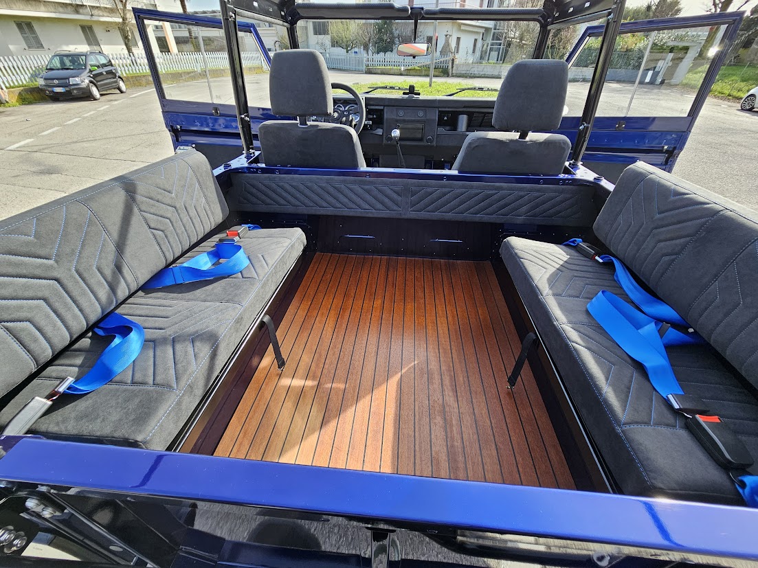 Defender 90 Racing Blue completato