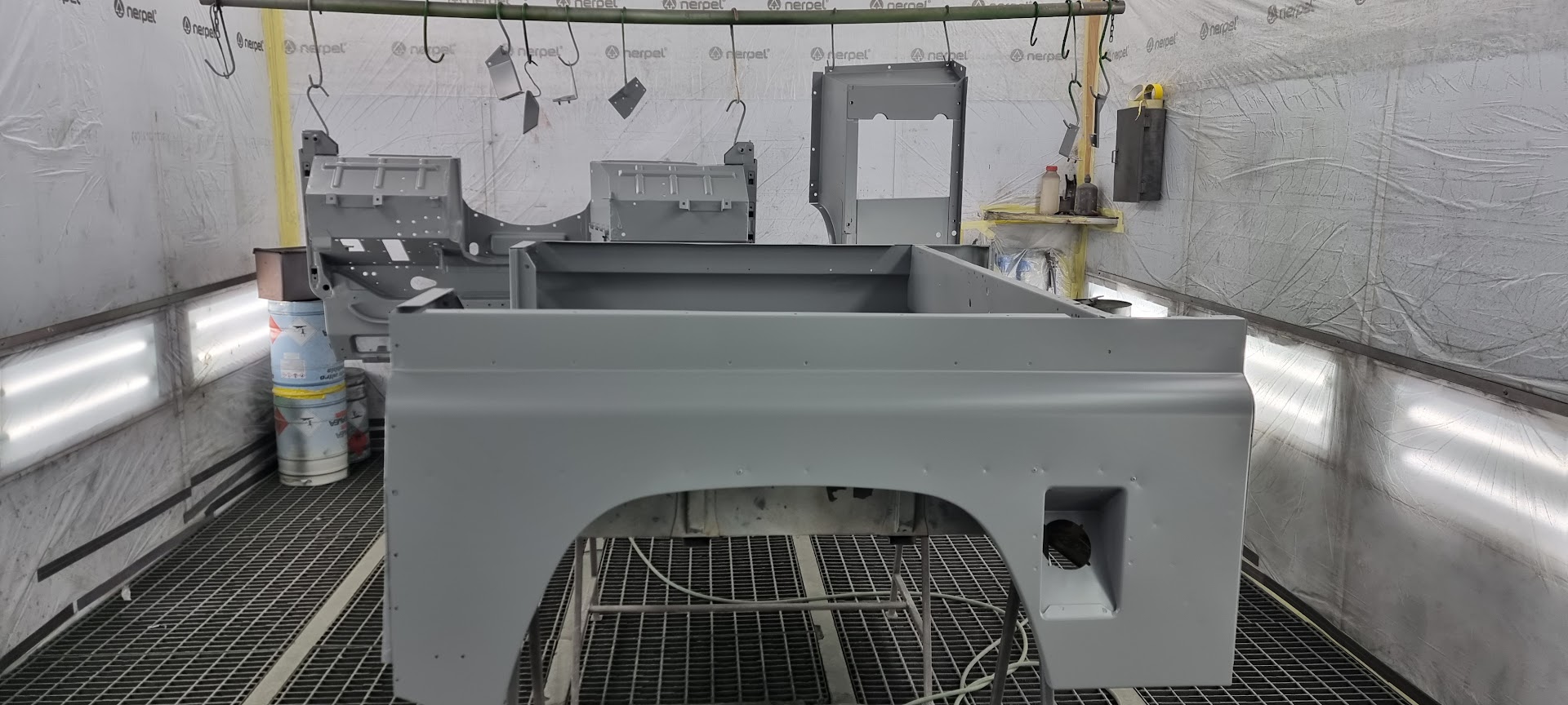 Carrozzeria del Defender 90 preparata con fondo primer in cabina di verniciatura